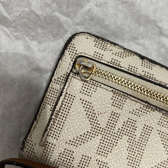 Michael Kors Off white brown wallet - Picture 7 of 7